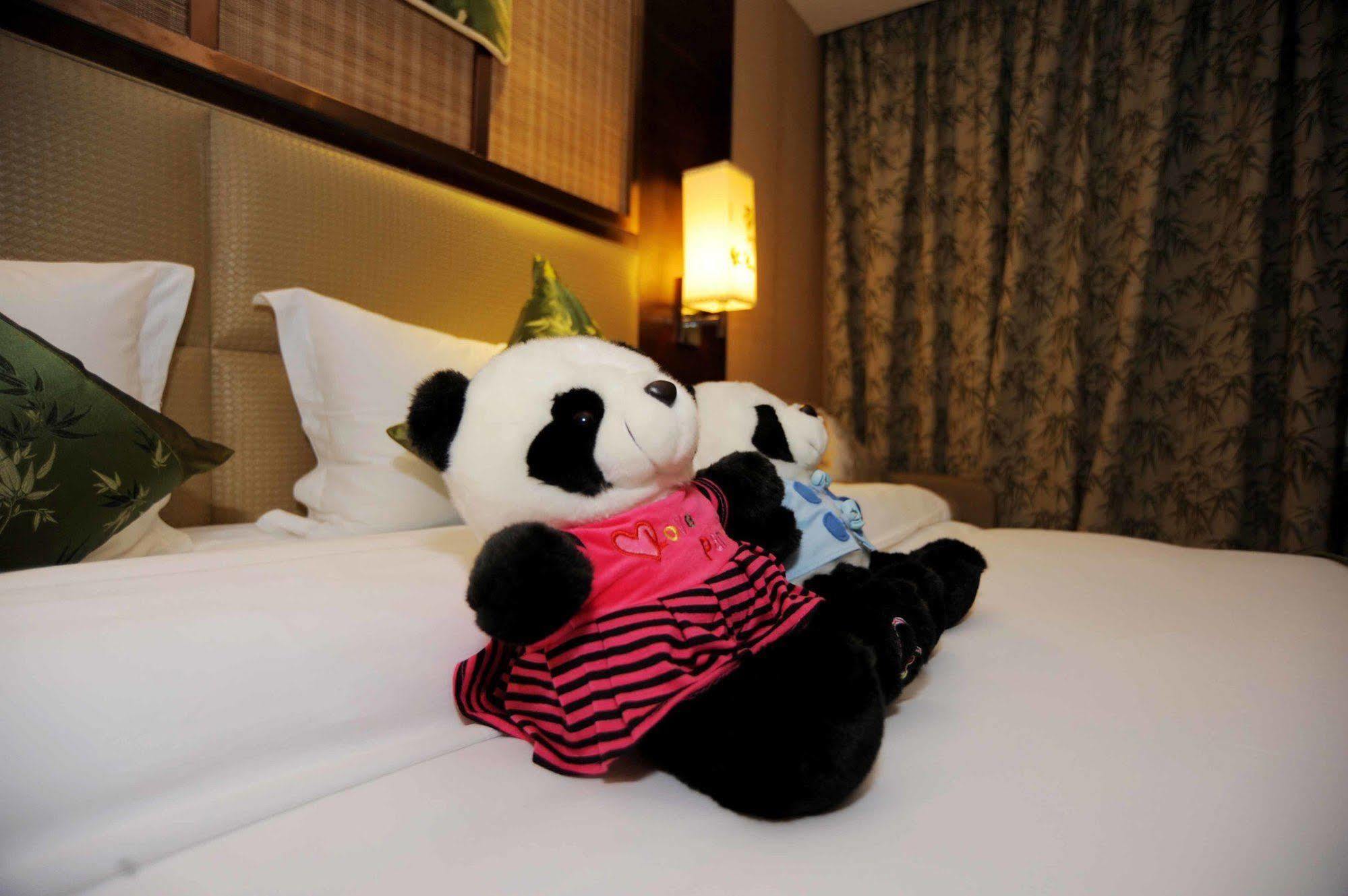 Chengdu Panda Prince Culture Hotel Exterior photo